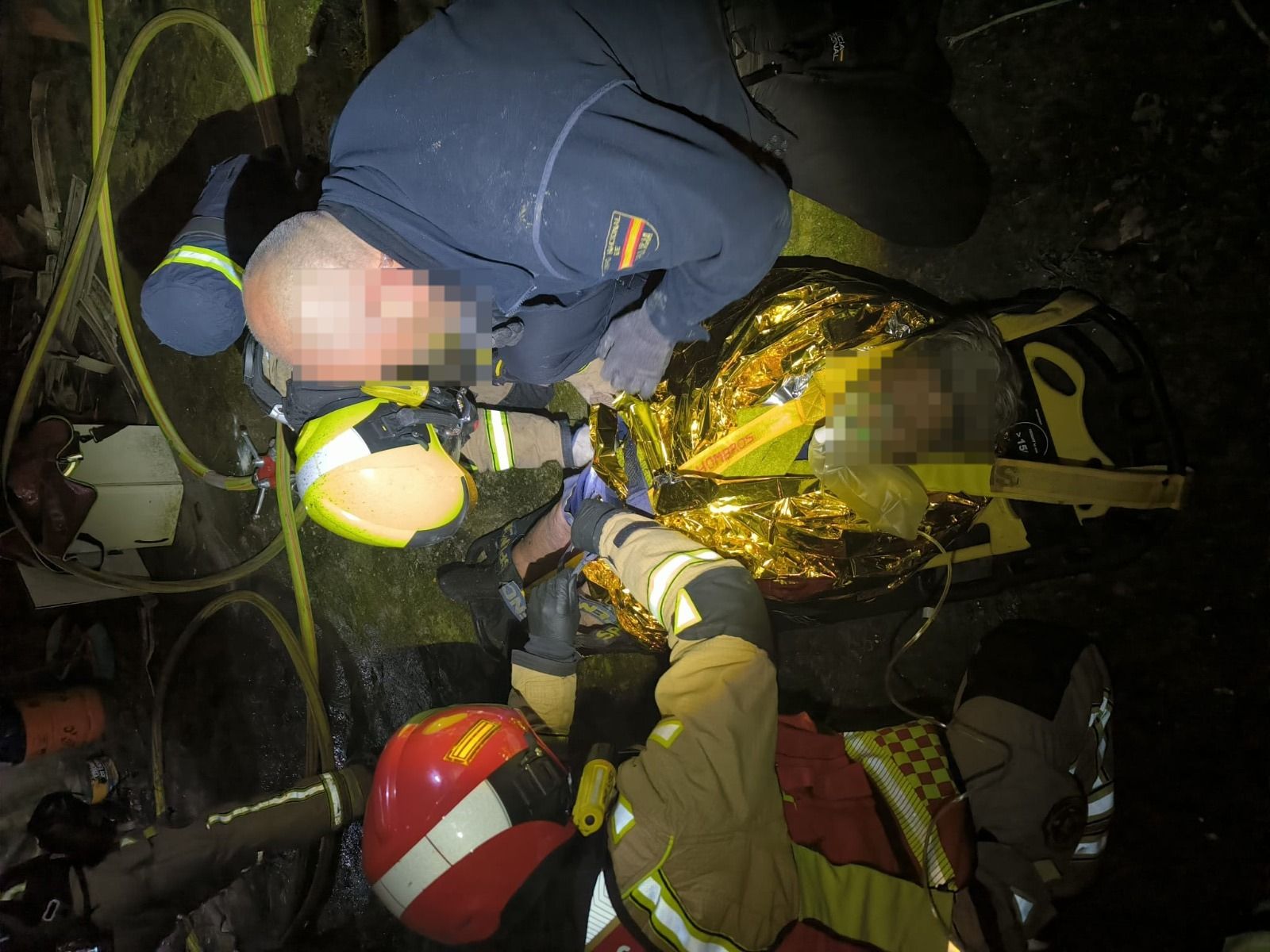 Imagen de la mujer siendo atendida en el lugar de los hechos