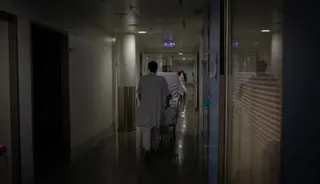 Un profesional sanitario desplaza a un enfermo en un hospital Foto: EP