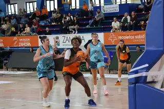 Instante del primer partido del CD Zamarat en el Ángel Nieto esta temporada