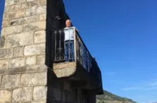 Avelino Puente en el campanario de Ribadelago Viejo
