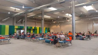 Vecinos desalojados en el Centro de Transportes de Benavente. Archivo | C.G.R.