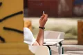 Una persona fumando en una terraza | EP