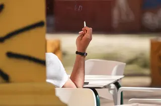 Una persona fumando en una terraza. María José López Europa Press Archivo