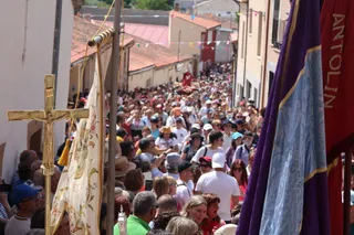 La Virgen de la Concha rodeada de centenares de fieles en el comienzo de la romería