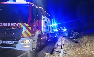 Bomberos y ambulancia en el accidente en la N-122 este viernes