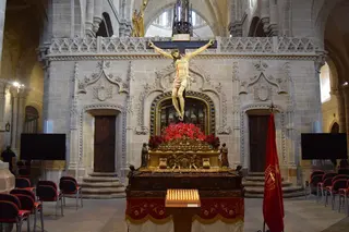 Veneración al Cristo de las Injurias en la Catedral por parte de la Real Cofradía del Silencio