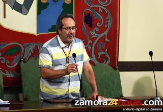 El nuevo alcalde hace un llamamiento al consenso en su discurso de investidura