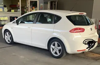 Seat León blanco que ha sufrido los daños