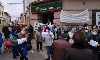 Concentración contra el cierre de Unicaja en Morales de Rey
