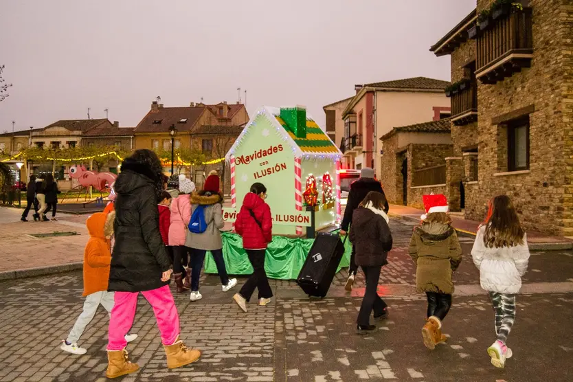 Varios niños paseando por las calles decoradas de Tábara