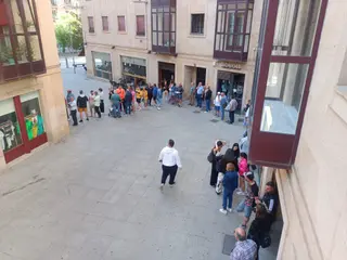 Imagen de la cola en el exterior de la tienda del Zamora