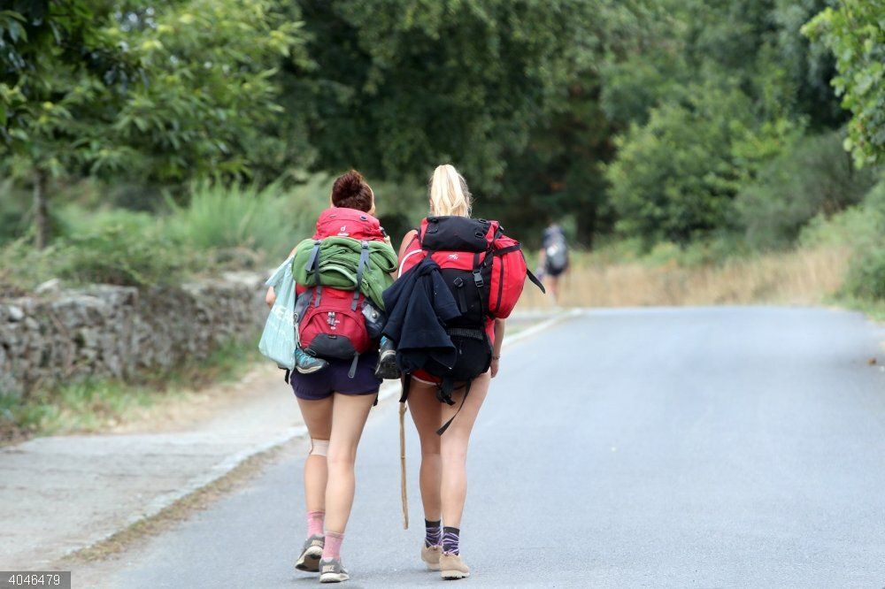 Dos peregrinas realizando el Camino de Santiago | Europapress