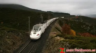 240 pasajeros afectados por la caída de un poste en el tramo de vía entre Pedralba y Requejo