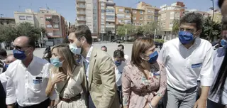 Pablo Casado, en el centro de la imagen, junto a Isabel Bonig, segunda por la derecha, y Carlos Mazón.