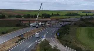 Una enorme grúa retira el camión accidentado en la A 62