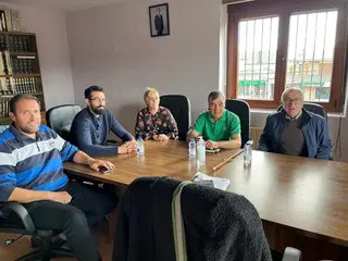El nuevo Alcalde de Mombuey, José Castedo Bobillo –segundo por la derecha con los miembros del equipo de Gobierno en el Pleno celebrado ayer viernes y con la presencia del Alcalde de Puebla de Sanabria, José Fernández