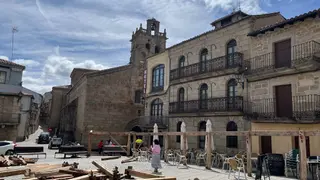 El Coso vuelve a levantarse en Fermoselle: arranca el montaje de uno de los símbolos de San Agustín