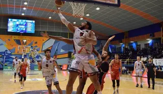 Solarin entra a canasta en un partido