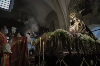 Nuestra Madre de las Angustias recibe el cobijo de sus fieles a puerta cerrada