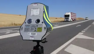 Radar de la guardia civil de tráfico en una carretera de Salamanca. Foto de archivo