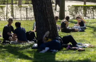 Un grupo de personas sentadas en el césped de un parque- Eduardo Parra - Europa Press - Archivo