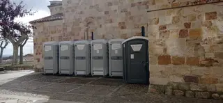 Baños portátiles junto a la Iglesia de San Cipriano