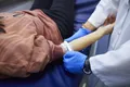 Una donante se prepara para donar sangre. Archivo