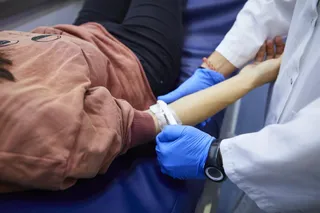 Una donante se prepara para donar sangre. Archivo