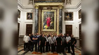 Sacerdotes de la Diócesis de Zamora ante los retablos de la Catedral en la exposición 'Primada'