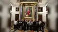 Sacerdotes de la Diócesis de Zamora ante los retablos de la Catedral en la exposición 'Primada'