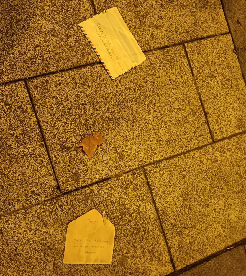 Cartas esparcidas tras los actos vandálicos en el buzón real