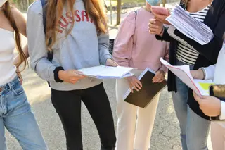 Archivo Un grupo de estudiantes con apuntes