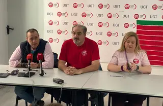 Raúl Castaño, Tomás Pérez y Sara Molledo, representantes de UGT, hoy en rueda de prensa 