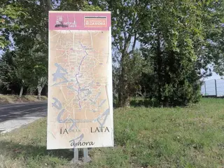 Imagen de uno de los carteles de señalización de la Vía de la Plata ubicado en la capital
