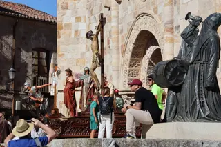 Los tres pasos colocados frente a la iglesia de San Juan de Puerta Nueva