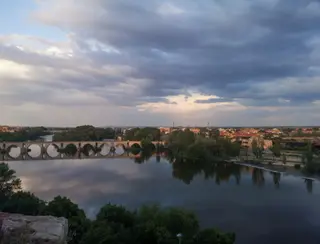 El puente de Piedra de Zamora con cielos cubiertos