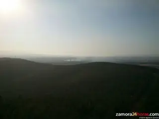 El incendio de Castromil mantiene en la zona a un agente tras haber precisado la intervención de un helicóptero y de dos cuadrillas