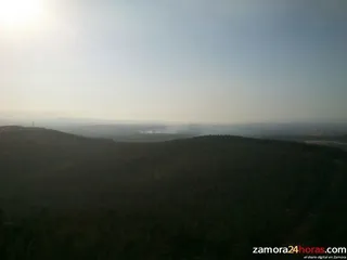 El incendio de Castromil mantiene en la zona a un agente tras haber precisado la intervención de un helicóptero y de dos cuadrillas