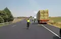 Arde un camión cargado de pacas de paja en la A-6 en Zamora