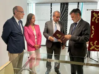 El presidente del Consultivo entrega la Memoria de Actividad al presidente de las Cortes