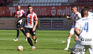 Juanan conduce el balón