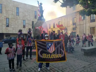 Los aficionados del Atlético de Madrid celebran el título liguero