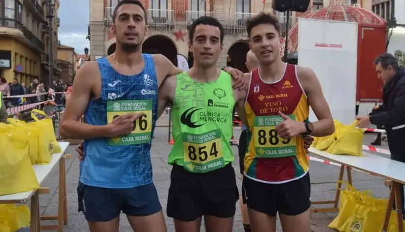 Ángel Nieto, Diego Bravo y Álvaro Jaen, pódium de la categoría masculina de la San Silvestre en 2022