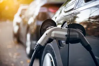 Asegurar un coche eléctrico es hasta un 30% más caro