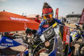 ©DPPI Sara Garcia arreglando moto ventisca