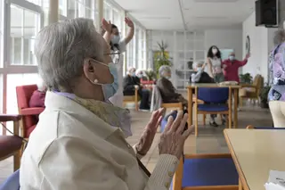 Varios ancianos en una de las salas de la Residencia de mayores de Carballo EP