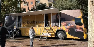 Una mujer habla por teléfono delante del autobús del Ingreso Mínimo Vital DELEGACIÓN DEL GOBIERNO Archivo