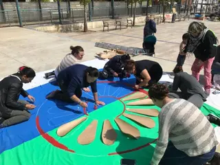 Archivo Mujeres cosiendo la bandera del pueblo gitano.