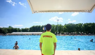 Socorrista vigilando una piscina. Europa Press. Archivo