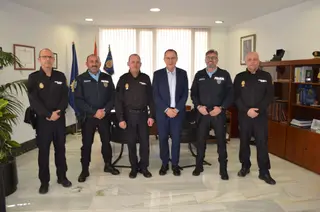 Agentes de la Policía portuguesa y de la Policía Nacional patrullan juntos en la Semana Santa de Zamora